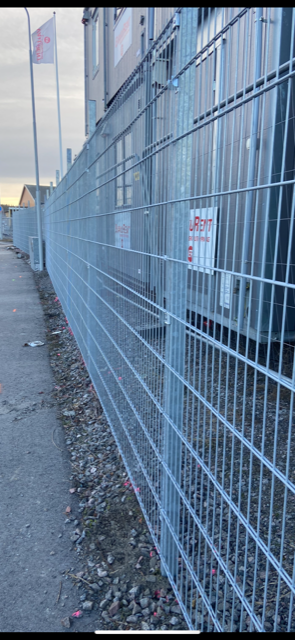 Evakurent med stålpanel och taggtråd.