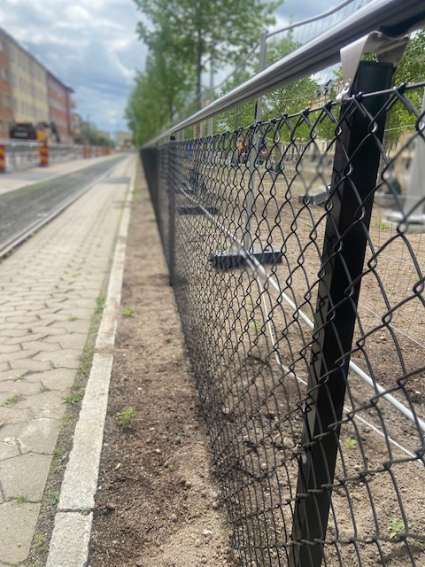 Nytt stängsel vid spårvagnspåren på Östra Promenaden.