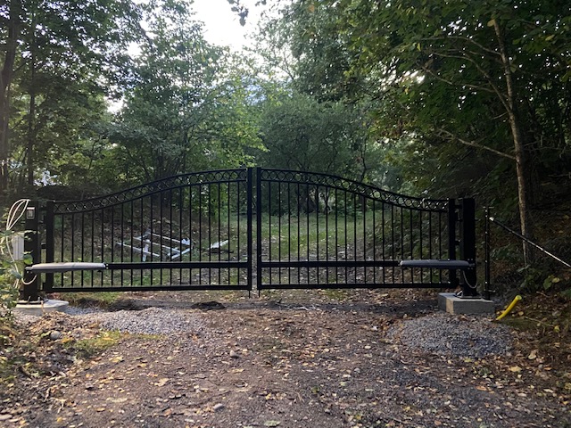 Svart dubbelgrind villa